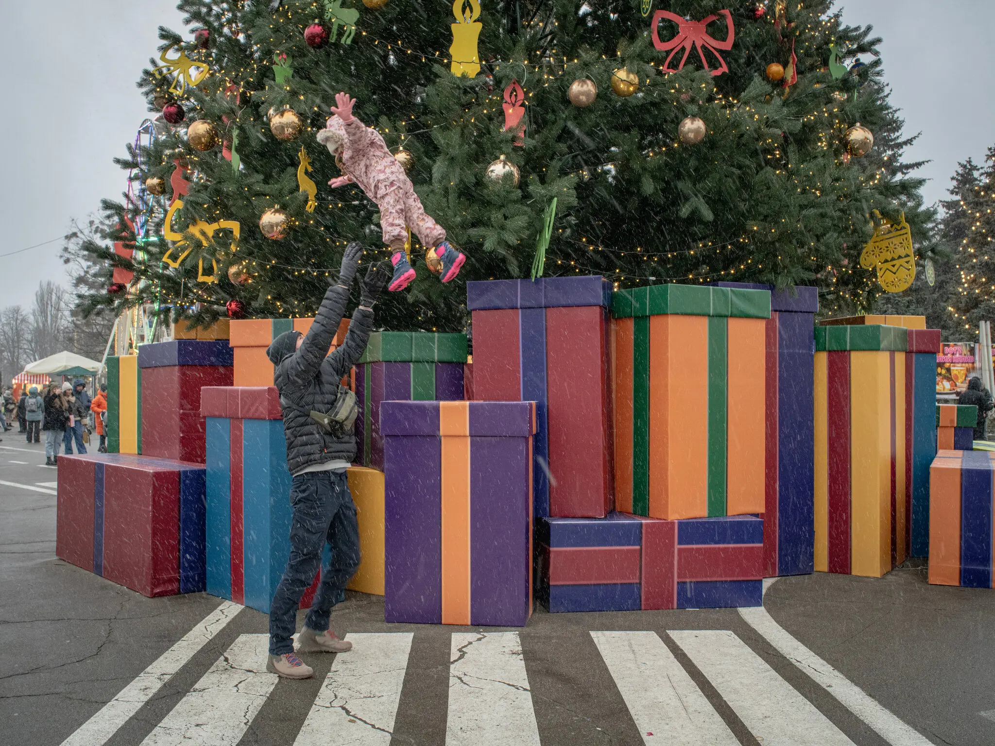 Батько грає з дочкою на фестивалі.